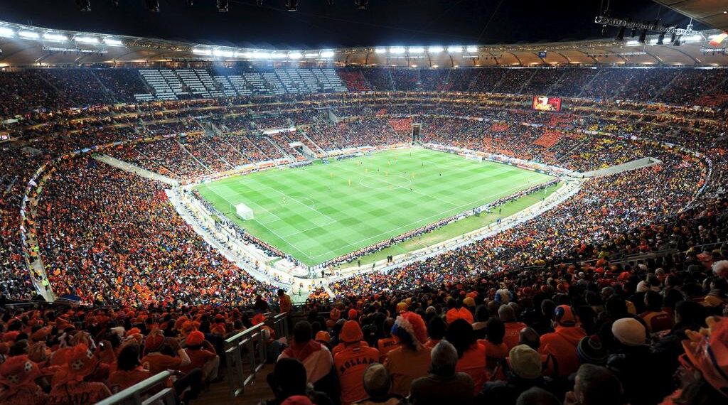 This general view shows the crowd watching during the 2010 World Cup football final between the Netherlands and Spain on July 11, 2010 at Soccer City stadium in Soweto, suburban Johannesburg. NO PUSH TO MOBILE / MOBILE USE SOLELY WITHIN EDITORIAL ARTICLE AFP PHOTO / Monirul Bhuiyan
