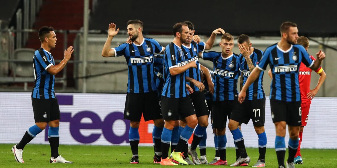 Inter Milan's Italian midfielder Nicolo Barella (3R) celebrates with teammates scoring the opening goal during the UEFA Europa League quarter-final football match Inter Milan v Bayer 04 Leverkusen at the Duesseldorf Arena on August 10, 2020 in Duesseldorf, western Germany. (Photo by Dean Mouhtaropoulos / POOL / AFP)
