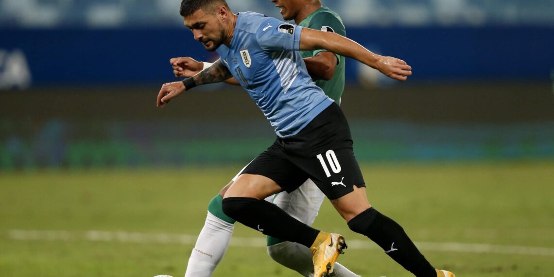 CUIABA, BRAZIL - JUNE 24: Giorgian De Arrascaeta of Uruguay competes for the ball with Jairo Quinteros of Bolivia ,during the match between Bolivia and Uruguay as part of Conmebol Copa America Brazil 2021 at Arena Pantanal on June 24, 2021 in Cuiaba, Brazil. MB Media SPO, SOC, ICH PUBLICATIONxINxGERxSUIxAUTxONLY Copyright: xMBxMediax