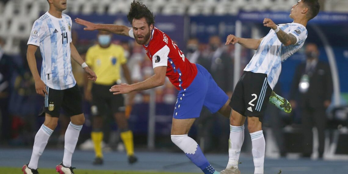 RIO DE JANEIRO, BRAZIL - JUNE 14: Ben Brereton of Chile competes for the ball with Lucas Martinez Quarta of Argentina during a Group A match between Argentina and Chile at Estadio Olímpico Nilton Santos as part of Copa America Brazil 2021 on June 14, 2021 in Rio de Janeiro, Brazil. (Photo by Wagner Meier/Getty Images)