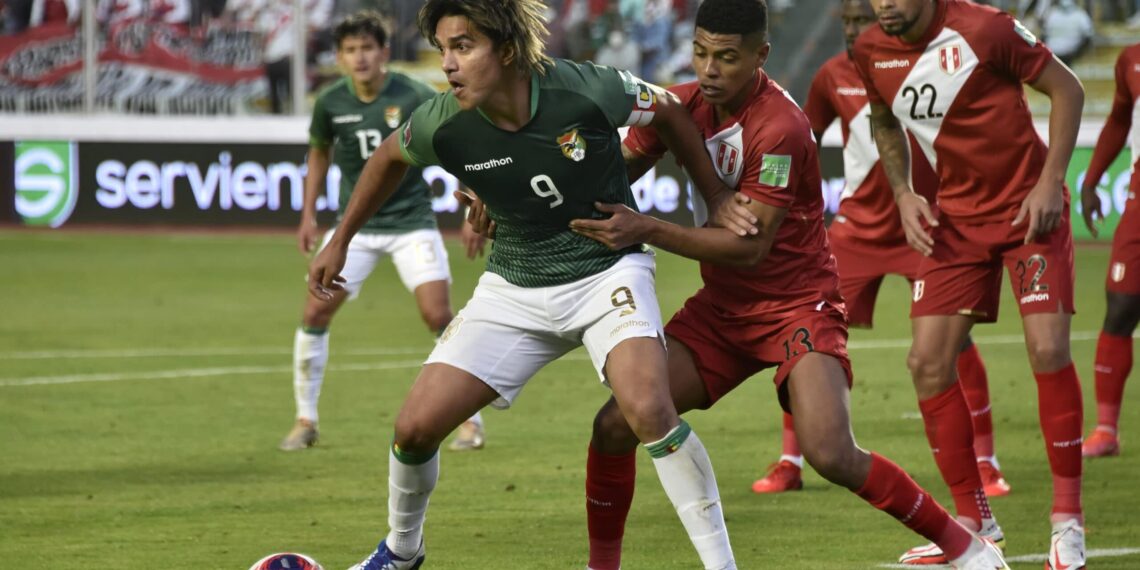 MIRAFLORES, BOLIVIA - OCTOBER 10: Marcelo Moreno Martins of Bolivia and Wilder Cartagena of Peru fight for the ball during a match between Bolivia and Peru as part of South American Qualifiers for Qatar 2022 at Estadio Hernando Siles on October 10, 2021 in Miraflores, Bolivia. (Photo by Aizar Raldes - Pool/Getty Images)