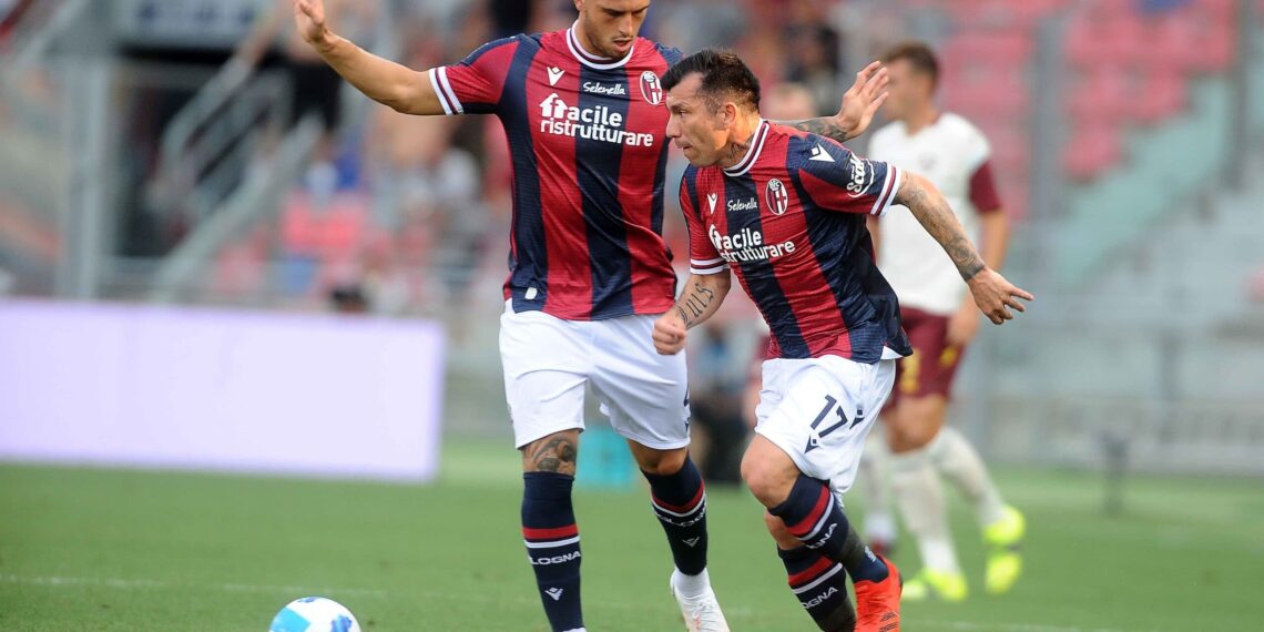 BOLOGNA, ITALY - AUGUST 22: GAry Medel of Bologna FC in action during the Serie A match between Bologna FC v US Salernitana at Stadio Renato Dall'Ara on August 22, 2021 in Bologna, Italy. (Photo by Mario Carlini / Iguana Press/Getty Images)