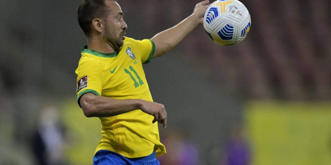 RECIFE, BRAZIL - SEPTEMBER 09: Everton Ribeiro of Brazil controls the ball during a match between Brazil and Peru as part of South American Qualifiers for Qatar 2022 at Arena Pernambuco on September 09, 2021 in Recife, Brazil. (Photo by Pedro Vilela/Getty Images)