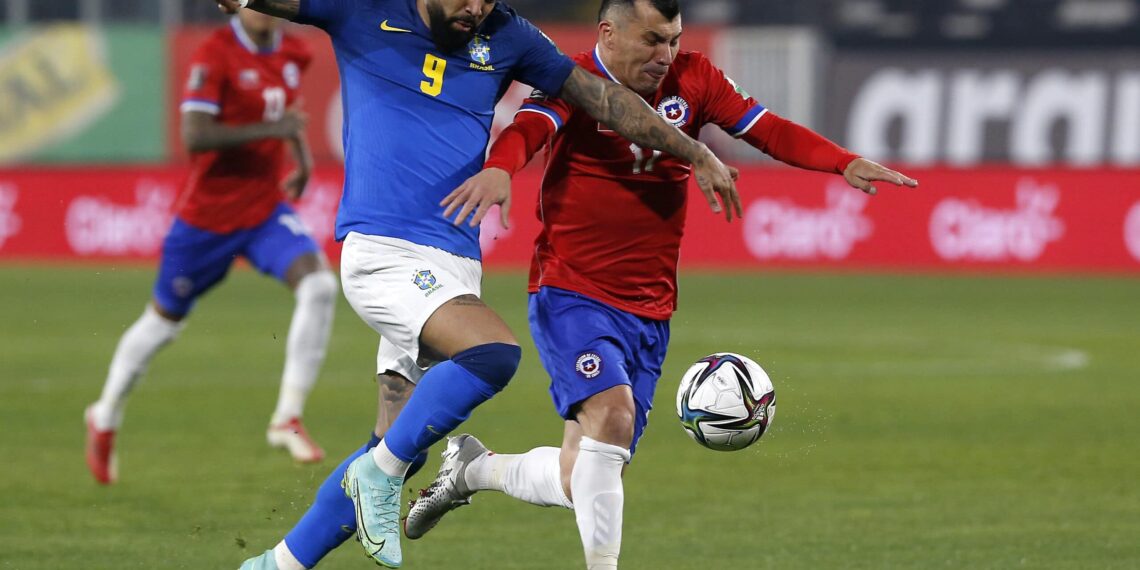 SANTIAGO, CHILE - SEPTEMBER 02: Gabriel Barbosa of Brazil competes for the ball with Gary Medel of Chile during a match between Chile and Brazil as part of South American Qualifiers for Qatar 2022 at Estadio Monumental David Arellano on September 02, 2021 in Santiago, Chile. (Photo by Claudio Reyes - Pool/Getty Images)