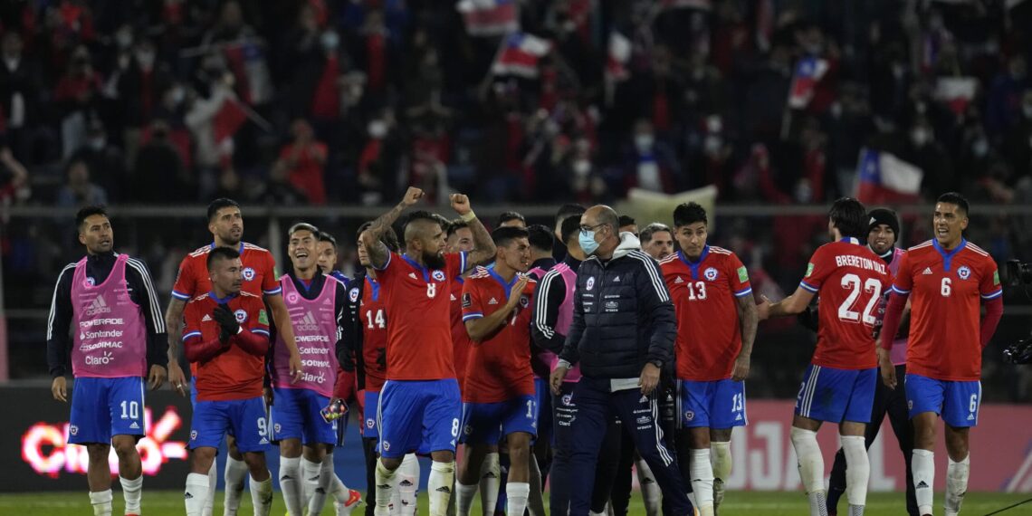 SANTIAGO, CHILE - OCTOBER 10: Arturo Vidal of Chile celebrates with teammates after a match between Chile and Paraguay as part of South American Qualifiers for Qatar 2022 at Estadio San Carlos de Apoquindo on October 10, 2021 in Santiago, Chile. (Photo by Esteban Felix - Pool/Getty Images)