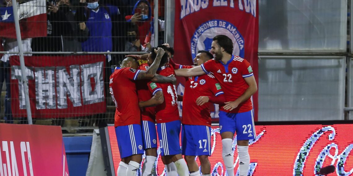 SANTIAGO, CHILE - OCTOBER 14: Erick Pulgar of Chile celebrates with teammates after scoring his team's second goal during a match between Chile and Venezuela as part of South American Qualifiers for Qatar 2022 at Estadio San Carlos de Apoquindo on October 14, 2021 in Santiago, Chile. (Photo by Claudio Reyes - Pool/Getty Images)