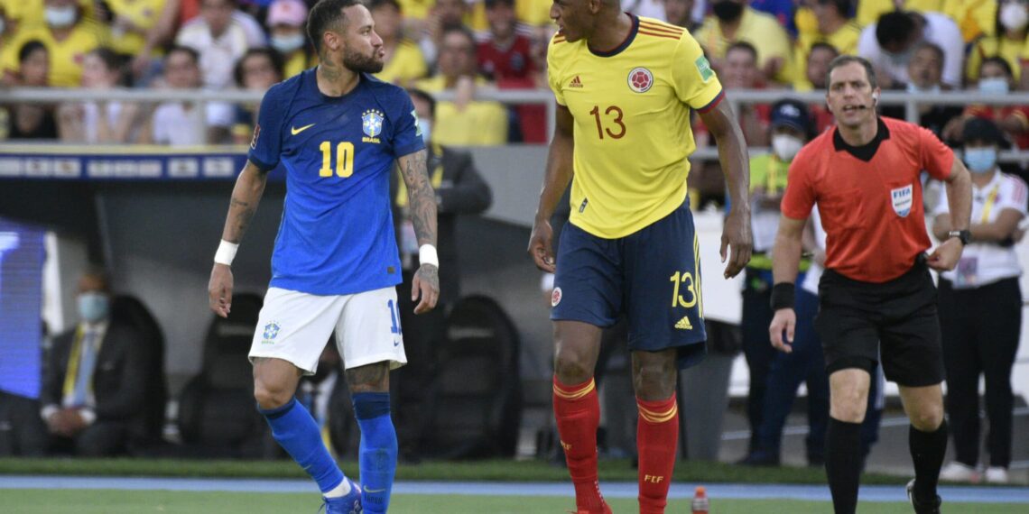 BARRANQUILLA, COLOMBIA - OCTOBER 10: Neymar Jr. of Brazil and Yerry Mina of Colombia argue during a match between Colombia and Brazil as part of South American Qualifiers for Qatar 2022 at Estadio Metropolitano on October 10, 2021 in Barranquilla, Colombia. (Photo by Guillermo Legaria/Getty Images)