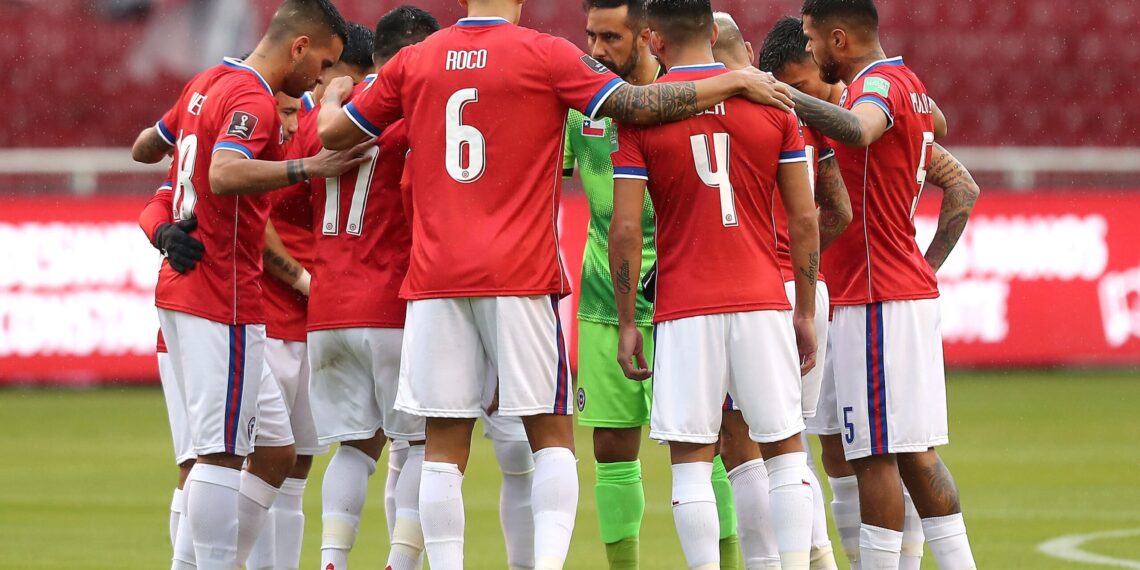 QUITO, ECUADOR - SEPTEMBER 05: Players of Chile huddle before a match between Ecuador and Chile as part of South American Qualifiers for Qatar 2022 at Rodrigo Paz Delgado Stadium on September 05, 2021 in Quito, Ecuador. (Photo by José Jacomé - Pool/Getty Images)