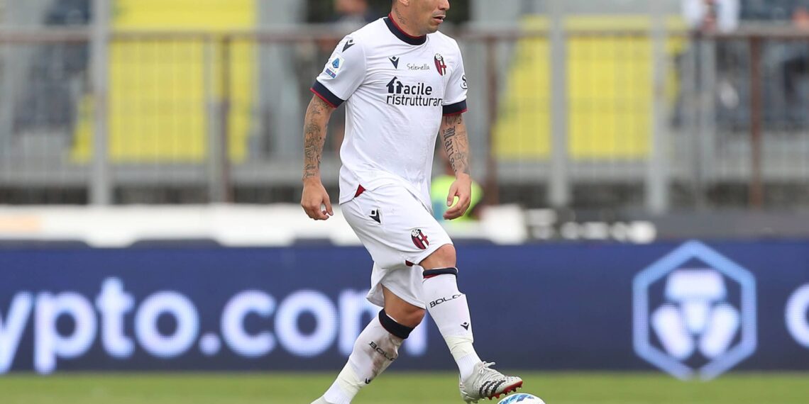 EMPOLI, ITALY - SEPTEMBER 26: Gary Medel of Bologna FC in action during the Serie A match between Empoli FC and Bologna FC at Stadio Carlo Castellani on September 26, 2021 in Empoli, Italy.  (Photo by Gabriele Maltinti/Getty Images)