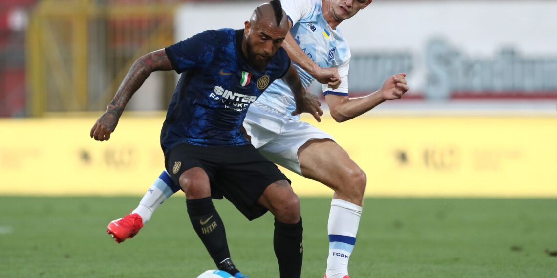 MONZA, ITALY - AUGUST 14: Arturo Vidal of FC Internazionale competes for the ball with Tomasz Kedziora (L) of FC Dynamo Kyiv during the pre-season friendly match between FC Internazionale and Futbol'nyj Klub Dynamo Kyïv at U-Power Stadium on August 14, 2021 in Monza, Italy. (Photo by Marco Luzzani/Getty Images )