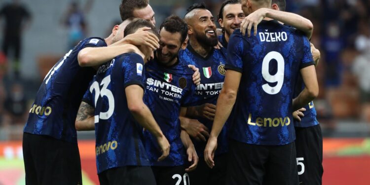 MILAN, ITALY - AUGUST 21: Arturo Vidal (C) of FC Internazionale celebrates his goal with his team-mates during the Serie A match between FC Internazionale v Genoa CFC at Stadio Giuseppe Meazza on August 21, 2021 in Milan, Italy. (Photo by Marco Luzzani/Getty Images)