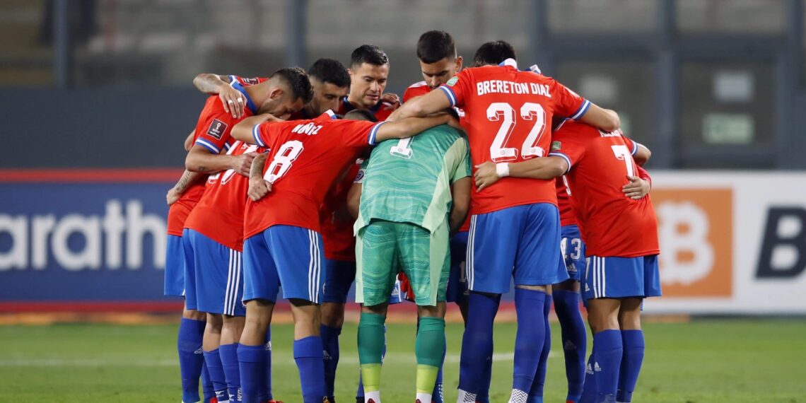 LIMA, PERU - OCTOBER 07: Players of Chile huddle prior to a match between Peru and Chile as part of South American Qualifiers for Qatar 2022 at Estadio Nacional on October 07, 2021 in Lima, Peru. (Photo by Daniel Apuy/Getty Images)