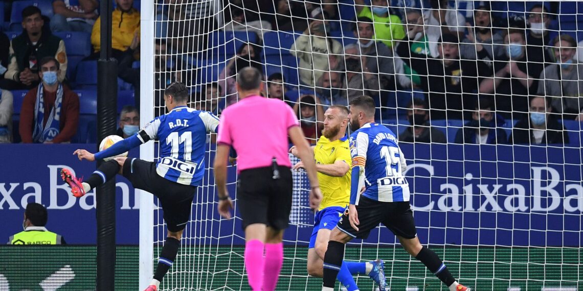 BARCELONA, SPAIN - OCTOBER 18: Raul de Tomas of Espanyol scores their team's first goal  during the La Liga Santander match between RCD Espanyol and Cadiz CF at RCDE Stadium on October 18, 2021 in Barcelona, Spain. (Photo by Alex Caparros/Getty Images)