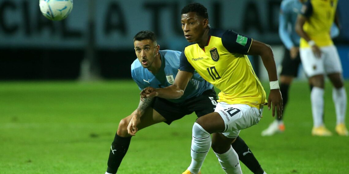 MONTEVIDEO, URUGUAY - SEPTEMBER 09: Matias Vecino of Uruguay competes for the ball with Gonzalo Plata of Ecuador during a match between Uruguay and Ecuador as part of South American Qualifiers for Qatar 2022 at Campeon del Siglo Stadium on September 9, 2021 in Montevideo, Uruguay. (Photo by Ernesto Ryan/Getty Images)
