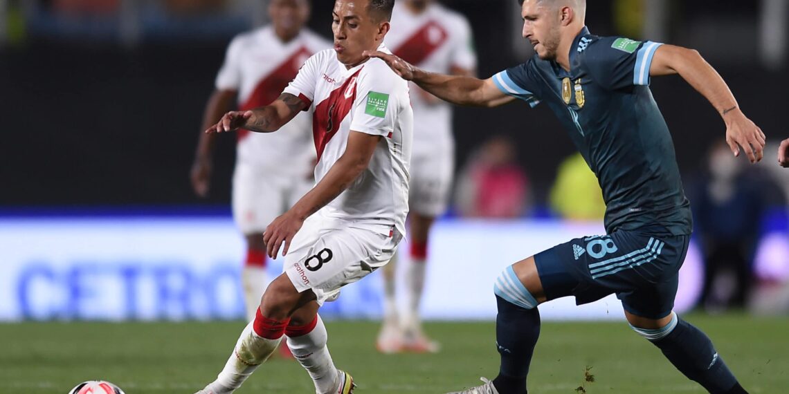BUENOS AIRES, ARGENTINA - OCTOBER 14: Christian Cueva of Peru and Guido Rodriguez of Argentina fight for the ball during a match between Argentina and Peru as part of South American Qualifiers for Qatar 2022 at Estadio Monumental Antonio Vespucio Liberti on October 14, 2021 in Buenos Aires, Argentina. (Photo by Marcelo Endelli/Getty Images)