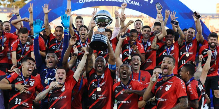 MONTEVIDEO, URUGUAY - NOVEMBER 20: Thiago Heleno of Athletico-PR and teammates celebrate with the trophy after winning the final match of Copa CONMEBOL Sudamericana 2021 between Athletico Paranaense and Red Bull Bragantino at Centenario Stadium on November 20, 2021 in Montevideo, Uruguay. (Photo by Buda Mendes/Getty Images)