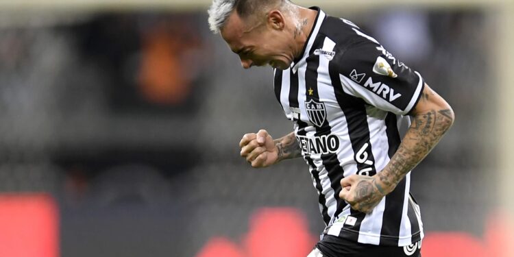 BELO HORIZONTE, BRAZIL - SEPTEMBER 28: Eduardo Vargas of Atletico Mineiro celebrates after scoring the first goal of his team during a semi final second leg match between Atletico Mineiro and Palmeiras as part of Copa CONMEBOL Libertadores 2021 at Mineirao Stadium on September 28, 2021 in Belo Horizonte, Brazil. (Photo by Douglas Magno - Pool/Getty Images)