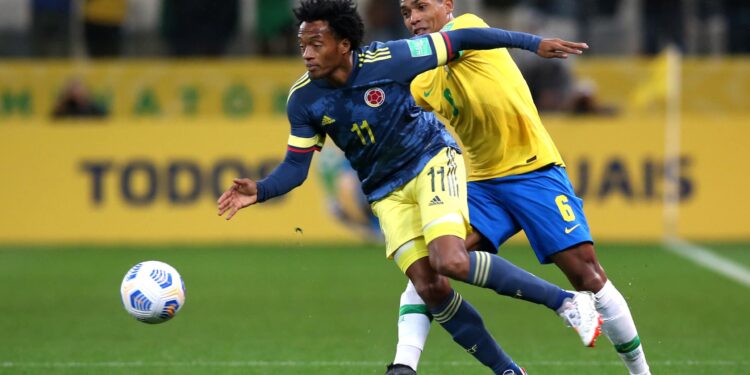 SAO PAULO, BRAZIL - NOVEMBER 11: Juan Cuadrado of Colombia fights for the ball with Alex Sandro of Brazil during a match between Brazil and Colombia as part of FIFA World Cup Qatar 2022 Qualifiers at Neo Quimica Arena on November 11, 2021 in Sao Paulo, Brazil. (Photo by Alexandre Schneider/Getty Images)