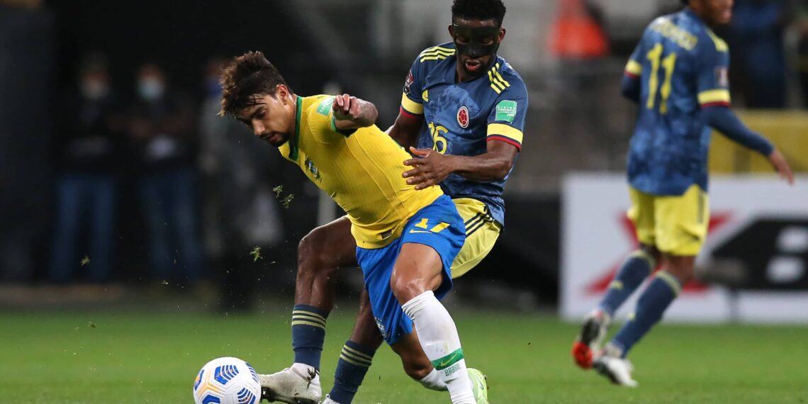 SAO PAULO, BRAZIL - NOVEMBER 11: Lucas Paquetá of Brazil fights for the ball with Jefferson Lerma of Colombia during a match between Brazil and Colombia as part of FIFA World Cup Qatar 2022 Qualifiers at Neo Quimica Arena on November 11, 2021 in Sao Paulo, Brazil. (Photo by Alexandre Schneider/Getty Images)