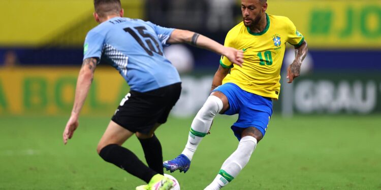 MANAUS, BRAZIL - OCTOBER 14: Neymar Jr. of Brazil fights for the ball with Federico Valverde of Uruguay during a match between Brazil and Uruguay as part of South American Qualifiers for Qatar 2022  at Arena Amazonia on October 14, 2021 in Manaus, Brazil. (Photo by Buda Mendes/Getty Images)