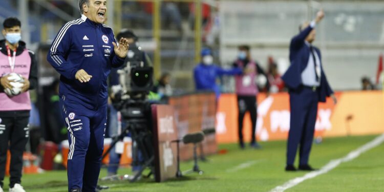 SANTIAGO, CHILE - NOVEMBER 16: Martin Lasarte head coach of Chile gives instructions during a match between Chile and Ecuador as part of FIFA World Cup Qatar 2022 Qualifiers at San Carlos de Apoquindo Stadium on November 16, 2021 in Santiago, Chile. (Photo by Marcelo Hernandez/Getty Images)