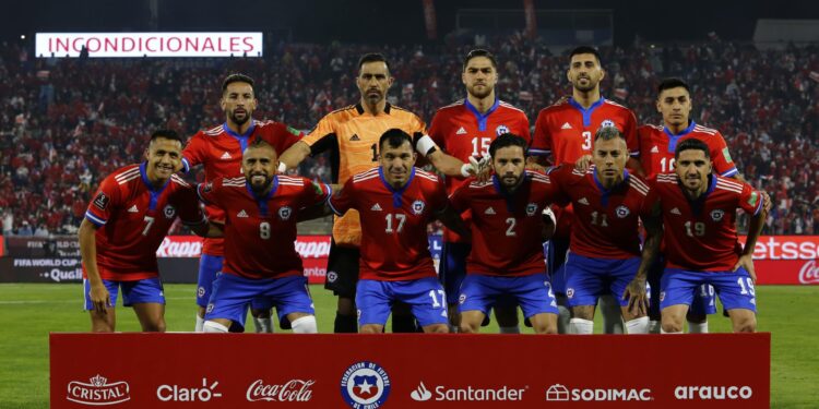 SANTIAGO, CHILE - NOVEMBER 16: Players of Chile pose for a team picture before a match between Chile and Ecuador as part of FIFA World Cup Qatar 2022 Qualifiers at San Carlos de Apoquindo Stadium on November 16, 2021 in Santiago, Chile. (Photo by Marcelo Hernandez/Getty Images)