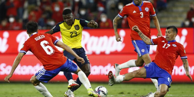 SANTIAGO, CHILE - NOVEMBER 16: Moises Caicedo of Ecuador shoots to score the second goal of his team during a match between Chile and Ecuador as part of FIFA World Cup Qatar 2022 Qualifiers at San Carlos de Apoquindo Stadium on November 16, 2021 in Santiago, Chile. (Photo by Marcelo Hernandez/Getty Images)