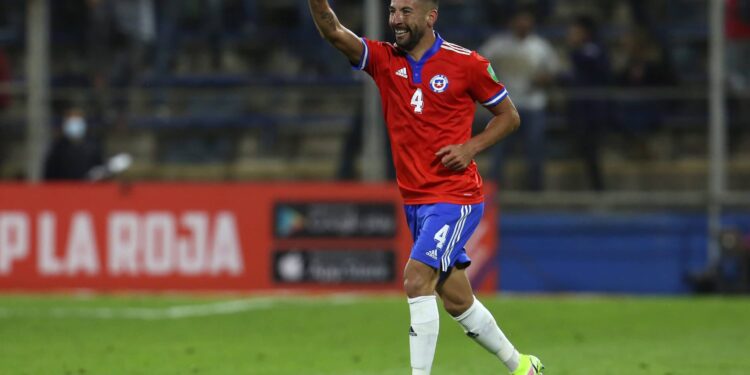 SANTIAGO, CHILE - OCTOBER 10: Mauricio Isla of Chile celebrates after scoring the second goal of his team during a match between Chile and Paraguay as part of South American Qualifiers for Qatar 2022 at Estadio San Carlos de Apoquindo on October 10, 2021 in Santiago, Chile. (Photo by Elvis Gonzalez - Pool/Getty Images)