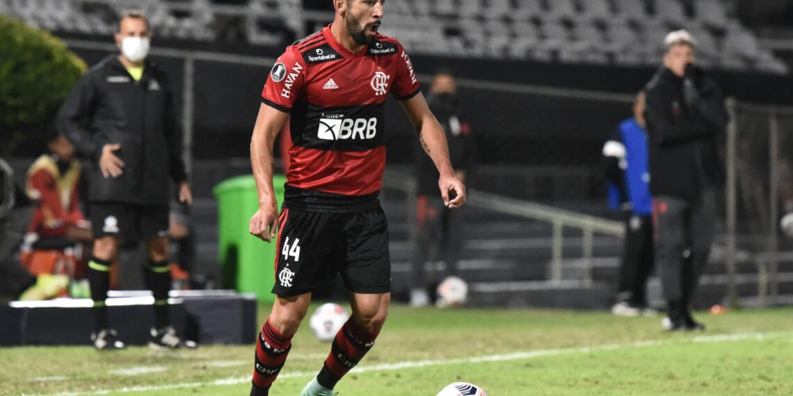 ASUNCION, PARAGUAY - AUGUST 11: Mauricio Isla of Flamengo controls the ball during a quarter final first leg match between Olimpia and Flamengo as part of Copa CONMEBOL Libertadores 2021 at Estadio Manuel Ferreira on August 11, 2021 in Asuncion, Paraguay. (Photo by Christian Alvarenga/Getty Images)