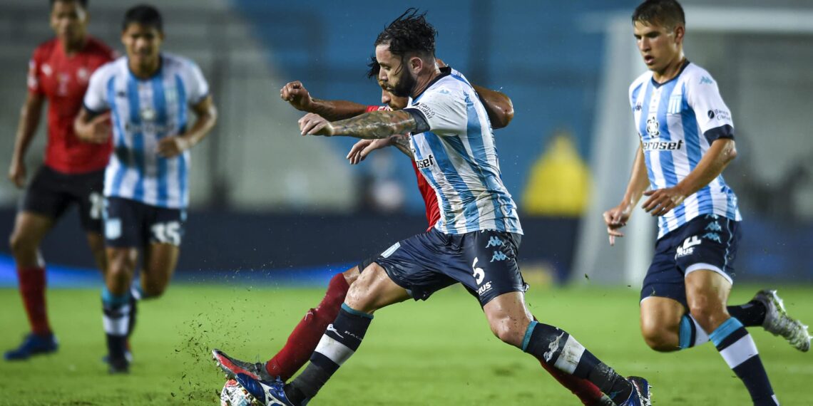 AVELLANEDA, ARGENTINA - APRIL 10:  Eugenio Mena of Racing Club fights for the ball with Sebastian Palacios of Independiente during a match between Racing Club and Independiente as part Copa de la Liga Profesional 2021 at Presidente Peron Stadium on April 10, 2021 in Avellaneda, Argentina. (Photo by Marcelo Endelli/Getty Images)