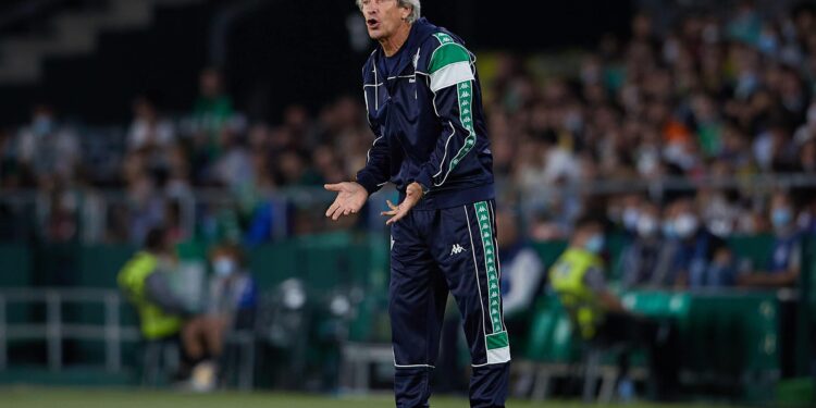 SEVILLE, SPAIN - OCTOBER 27: Manuel Pellegrini, manager of Real Betis looks on during the LaLiga Santander match between Real Betis and Valencia CF at Estadio Benito Villamarin on October 27, 2021 in Seville, Spain. (Photo by Fran Santiago/Getty Images)