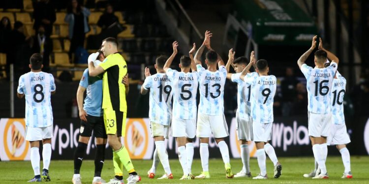 MONTEVIDEO, URUGUAY - NOVEMBER 12: Players of Argentina acknowledge their fans after winning a match between Uruguay and Argentina as part of FIFA World Cup Qatar 2022 Qualifiers at Campeón del Siglo Stadium on November 12, 2021 in Montevideo, Uruguay. (Photo by Ernesto Ryan/Getty Images)
