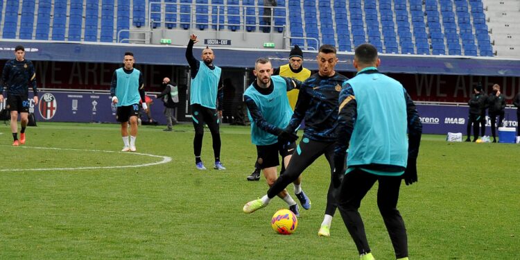 BOLOGNA, ITALY - JANUARY 06: Players of Internazionale warm up before the beginning of the Serie A match between Bologna FC and FC Internazionale at the Stadio Dall'Ara on January 06, 2022 in Bologna, Italy. The match will not take place after eight players of Bologna FC tested positive for Covid. (Photo by Mario Carlini / Iguana Press/Getty Images)