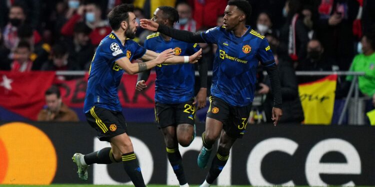 MADRID, SPAIN - FEBRUARY 23: Anthony Elanga celebrates with Bruno Fernandes of Manchester United after scoring their team's first goal during the UEFA Champions League Round Of Sixteen Leg One match between Atletico Madrid and Manchester United at Wanda Metropolitano on February 23, 2022 in Madrid, Spain. (Photo by Angel Martinez/Getty Images)
