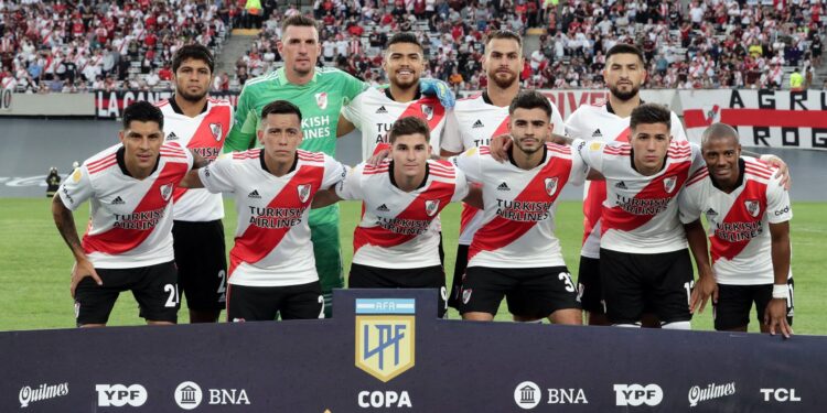 River Plate's footballers pose for a picture before their Argentine Professional Football League match against Racing Club at El Monumental stadium in Buenos Aires, on February 27, 2022. (Photo by ALEJANDRO PAGNI / AFP) (Photo by ALEJANDRO PAGNI/AFP via Getty Images)