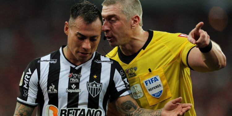 Referee Anderson Daronco (R) speaks to Eduardo Vargas of Atletico Mineiro during the 2021 Brazil Cup second leg final football match between Atletico Mineiro and Athletico Paranaense at the Arena da Baixada stadium in Curitiba, Brazil, on December 15, 2021. (Photo by Heuler Andrey / AFP) (Photo by HEULER ANDREY/AFP via Getty Images)