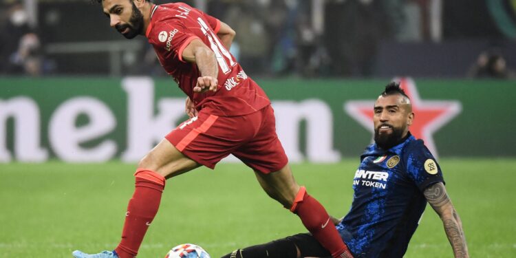 Liverpool's Egyptian midfielder Mohamed Salah (L) fights for the ball with Inter Milan's Chilean midfielder Arturo Vidal during the UEFA Champions League round of 16 first leg football match between Inter Milan and Liverpool at the Giuseppe-Meazza (San Siro) stadium in Milan, on February 16, 2022. (Photo by Filippo MONTEFORTE / AFP) (Photo by FILIPPO MONTEFORTE/AFP via Getty Images)