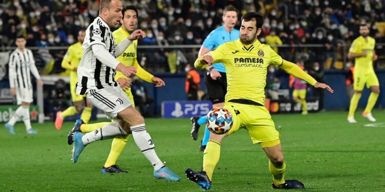 Juventus' Brazilian midfielder Arthur (L) fights for the ball with Villarreal's Spanish midfielder Manuel Trigueros during the UEFA Champions League football match between Villarreal and Juventus at La Ceramica stadium in Vila-real on February 22, 2022. (Photo by JAVIER SORIANO / AFP) (Photo by JAVIER SORIANO/AFP via Getty Images)