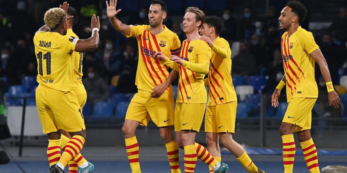 Barcelona's Dutch midfielder Frenkie De Jong (C) celebrates with teammates after scoring his team's second goal  during the UEFA Europa League knockout round play-off second leg football match between SSC Napoli and FC Barcelona at the Diego Armando Maradona Stadium in Naples on February 24, 2022. (Photo by ANDREAS SOLARO / AFP) (Photo by ANDREAS SOLARO/AFP via Getty Images)