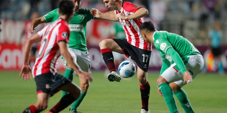 Argentina's Estudiantes de la Plata Mauro Boselli (C) and Chile's Audax Italiano Fabian Torres (R) vie for the ball during their Copa Libertadores football match at the Independencia stadium in Rancagua, Chile, on February 23, 2022. (Photo by Javier Torres / AFP) (Photo by JAVIER TORRES/AFP via Getty Images)