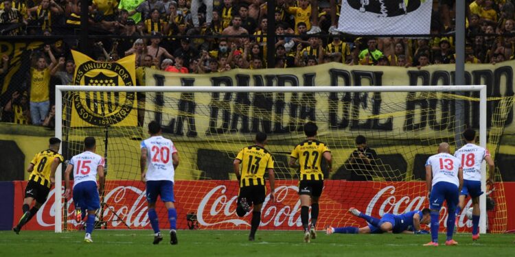 Penarol's Pablo Ceppelini (L) shots to score a penalty against Nacional during the Uruguayan Apertura football tournament "clasico" match at the Campeon del Siglo stadium in Montevideo, on February 27, 2022. (Photo by PABLO PORCIUNCULA / AFP) (Photo by PABLO PORCIUNCULA/AFP via Getty Images)