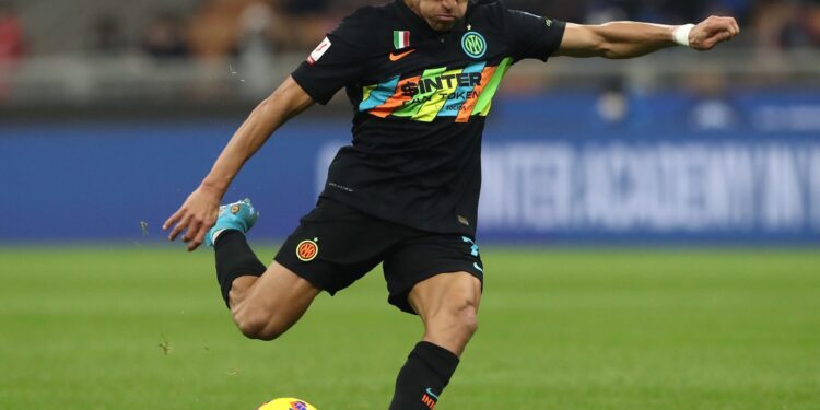 MILAN, ITALY - FEBRUARY 08: Alexis Sanchez of FC Internazionale in action during the Coppa Italia match between FC Internazionale and AS Roma at Stadio Giuseppe Meazza on February 08, 2022 in Milan, Italy. (Photo by Marco Luzzani/Getty Images)