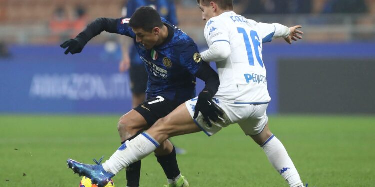 MILAN, ITALY - JANUARY 19: Alexis Sanchez of FC Internazionale competes for the ball with Jacopo Fazzini of Empoli Calcio during the Coppa Italia match between FC Internazionale and Empoli FC at Stadio Giuseppe Meazza on January 19, 2022 in Milan, Italy. (Photo by Marco Luzzani/Getty Images)