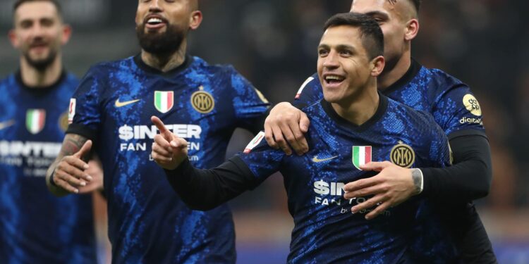 MILAN, ITALY - JANUARY 19: Alexis Sanchez of FC Internazionale celebrates with his team-mate Lautaro Martinez (back) after scoring the opening goal during the Coppa Italia match between FC Internazionale and Empoli FC at Stadio Giuseppe Meazza on January 19, 2022 in Milan, Italy. (Photo by Marco Luzzani/Getty Images)