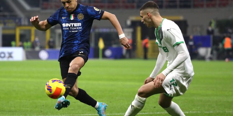 MILAN, ITALY - FEBRUARY 20: Alexis Sanchez of FC Internazionale is challenged by Mert Muldur of US Sassuoloduring the Serie A match between FC Internazionale and US Sassuolo at Stadio Giuseppe Meazza on February 20, 2022 in Milan, Italy. (Photo by Marco Luzzani/Getty Images)