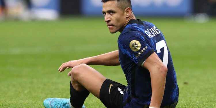 MILAN, ITALY - FEBRUARY 20: Alexis Sanchez of FC Internazionale looks on during the Serie A match between FC Internazionale and US Sassuolo at Stadio Giuseppe Meazza on February 20, 2022 in Milan, Italy. (Photo by Marco Luzzani/Getty Images)