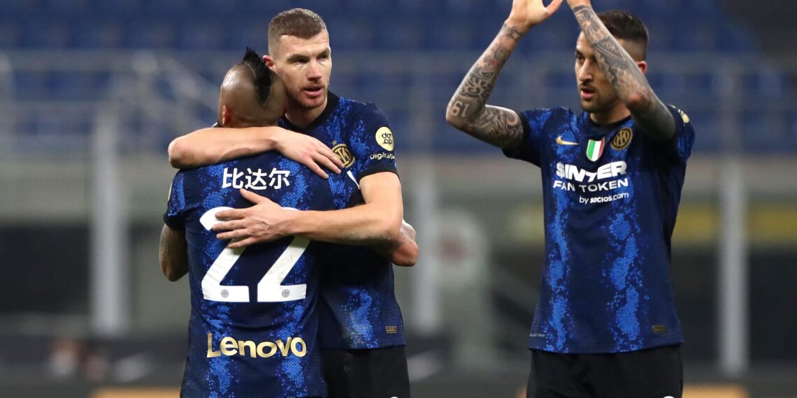 .MILAN, ITALY - JANUARY 22: Edin Dzeko, Arturo Vidal and Matias Vecino of FC Internazionale celebrate following their side's victory in the Serie A match between FC Internazionale and Venezia FC at Stadio Giuseppe Meazza on January 22, 2022 in Milan, Italy. (Photo by Marco Luzzani/Getty Images)