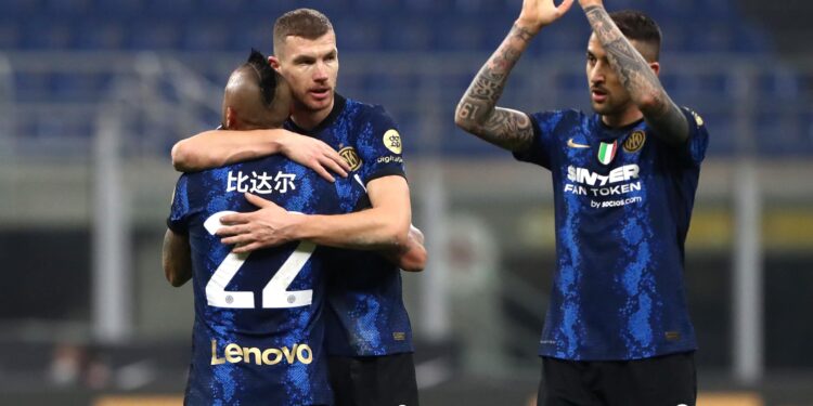 .MILAN, ITALY - JANUARY 22: Edin Dzeko, Arturo Vidal and Matias Vecino of FC Internazionale celebrate following their side's victory in the Serie A match between FC Internazionale and Venezia FC at Stadio Giuseppe Meazza on January 22, 2022 in Milan, Italy. (Photo by Marco Luzzani/Getty Images)
