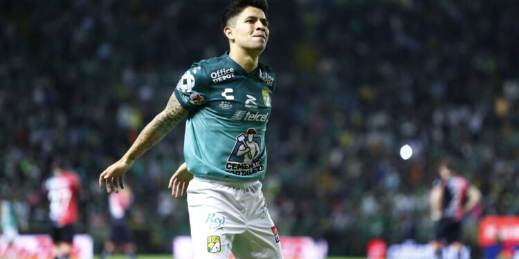 LEON, MEXICO - DECEMBER 09: Victor Davila #7 of Leon encourage the public to support during the final first leg match between Leon and Atlas as part of the Torneo Grita Mexico A21 Liga MX at Leon Stadium on December 9, 2021 in Leon, Mexico. (Photo by Leopoldo Smith/Getty Images)