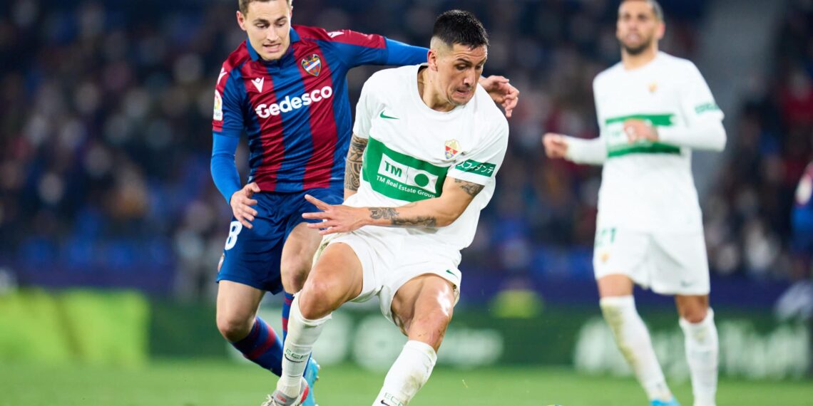 VALENCIA, SPAIN - FEBRUARY 25: Enzo Roco of Elche CF duels for the ball with Jorge de Frutos of Levante UD  during the LaLiga Santander match between Levante UD and Elche CF at Ciutat de Valencia Stadium on February 25, 2022 in Valencia, Spain. (Photo by Aitor Alcalde/Getty Images)